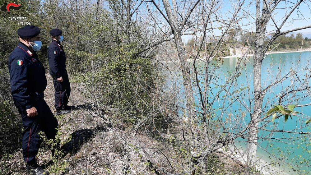 VEDELAGO: FACEVANO IL BAGNO IN UN LAGO ARTIFICIALE DURANTE LA ZONA ROSSA, 17 RAGAZZINI SANZIONATI